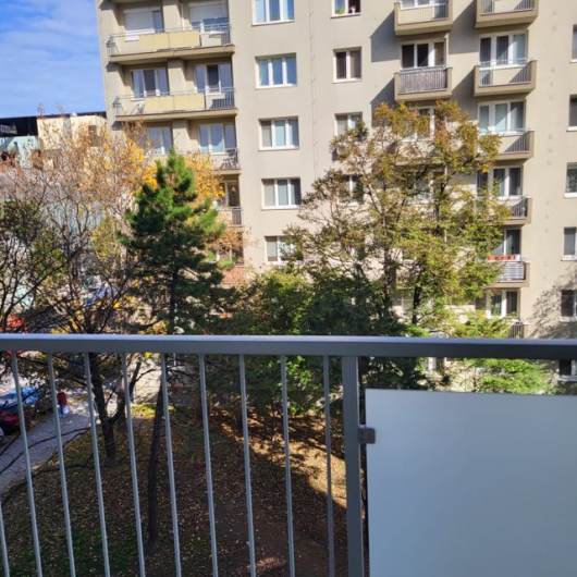Predaj bytu na Jelaiovej ulici Bratislava II, Ruinov blzko OC Centrl. Byt je na 2 poschod, 58m2, balkn, vah, tehla. V byte je uroben elektri