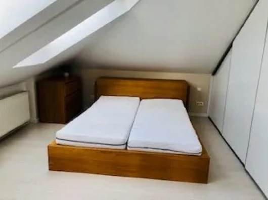 Modern� 2-izbov� byt s n�dhern�mi v�h�admi � Pal�rikova ulica, Bratislava � Star� Mesto  Cena  730 �-mes. + 150 �-mes. energie Lokalita  okres Bratisl