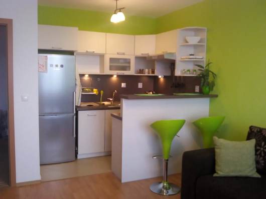 2-izbov� byt s parkovac�m st�t�m � Nev�dzov� (OC RETRO), Ru�inov  Pon�kame na pren�jom kompletne zariaden� 2-izbov� byt s loggiou, pivnicou a parkovac