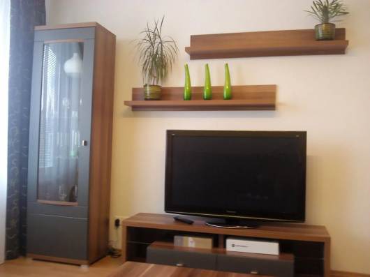 2-izbov� byt s parkovac�m st�t�m � Nev�dzov� (OC RETRO), Ru�inov  Pon�kame na pren�jom kompletne zariaden� 2-izbov� byt s loggiou, pivnicou a parkovac