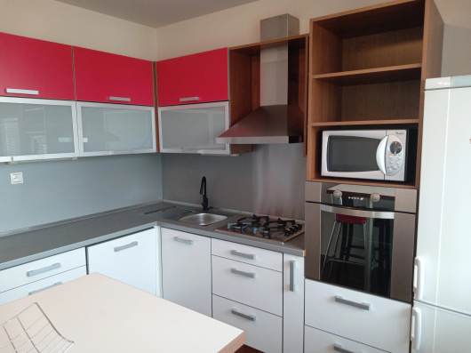 Pren�jom 4-izbov�ho bytu � Jir�skova ulica, Bratislava � Petr�alka  Pon�kame na pren�jom priestrann� 4-izbov� byt s nepriechodn�mi izbami vo vyh�ad�va