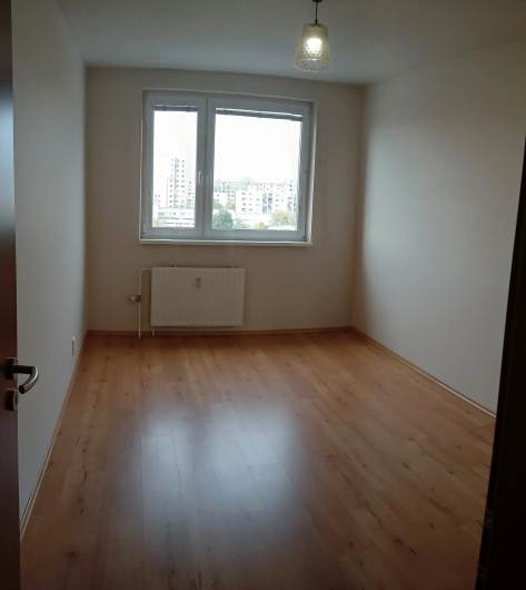 Pren�jom 4-izbov�ho bytu � Jir�skova ulica, Bratislava � Petr�alka  Pon�kame na pren�jom priestrann� 4-izbov� byt s nepriechodn�mi izbami vo vyh�ad�va