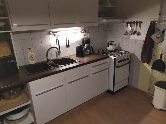 Prenajom 3-izbovho slnenho bytu na Kramroch, Brdoov ulica.   Byt je kompletne zariaden 3 izbov byt, 68 m2, s vekm balknom, v Bratislave na