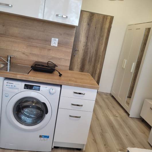 Prenjom garsnky na Majerskej ulici, Bratislava II, Vrakua. Byt je v novostavbe, 22m2, kompletne zariaden. Kuchynsk linka, chladnika, prka, dvo