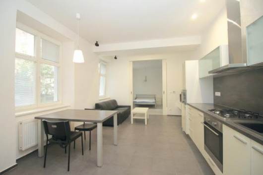 Pren�jom 2-izbov�ho bytu � Meden� ulica, centrum Bratislavy  Pon�kame na pren�jom 2-izbov� byt na Medenej ulici, nach�dzaj�ci sa v absol�tnom centre B