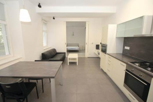 Pren�jom 2-izbov�ho bytu � Meden� ulica, centrum Bratislavy  Pon�kame na pren�jom 2-izbov� byt na Medenej ulici, nach�dzaj�ci sa v absol�tnom centre B