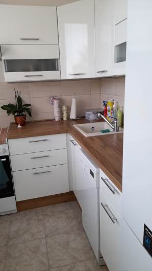 Pren�jom 3-izbov�ho bytu na Adamiho ulici , Karlova Ves.  Byt je vo�n� ihne�. Nach�dza sa na 3. poschod� a je kompletne zariaden�.  Dispoz�cia bytu  V