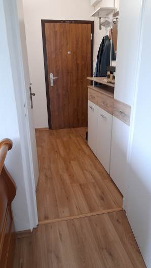 Pren�jom 3-izbov�ho bytu na Adamiho ulici , Karlova Ves.  Byt je vo�n� ihne�. Nach�dza sa na 3. poschod� a je kompletne zariaden�.  Dispoz�cia bytu  V