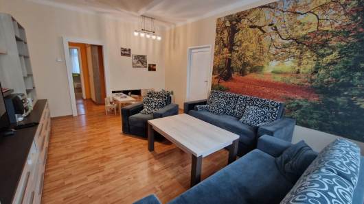 Pren�jom  3-izbov� byt � Star� Avion, Odbor�rske n�mestie, Bratislava-Star� Mesto  Pon�kame na pren�jom priestrann� 3-izbov� byt o v�mere 83 m