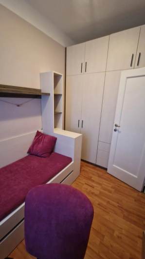 Pren�jom  3-izbov� byt � Star� Avion, Odbor�rske n�mestie, Bratislava-Star� Mesto  Pon�kame na pren�jom priestrann� 3-izbov� byt o v�mere 83 m