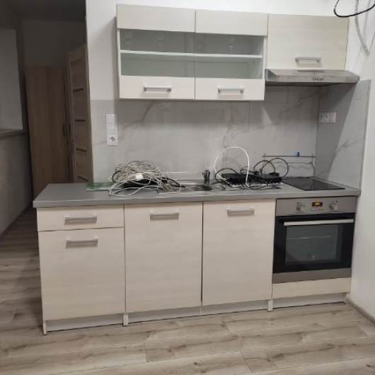 Prenjom garsnky na konci Ruinova Bratislava II. Byt je v novostavbe, 25m2, kompletne zariaden. Kuchynsk linka, chladnika, prka, dvojplatnika,