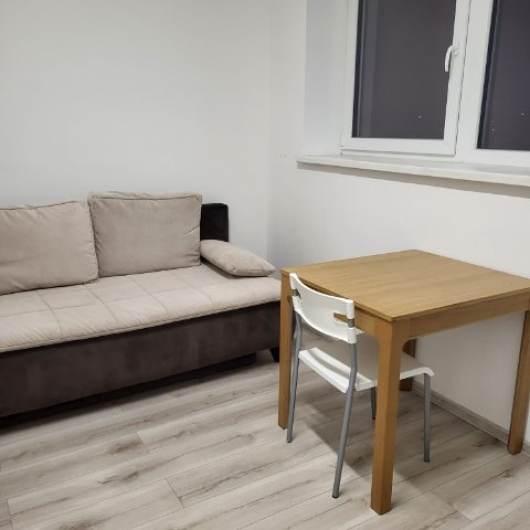 Prenjom garsnky na konci Ruinova Bratislava II. Byt je v novostavbe, 25m2, kompletne zariaden. Kuchynsk linka, chladnika, prka, dvojplatnika,