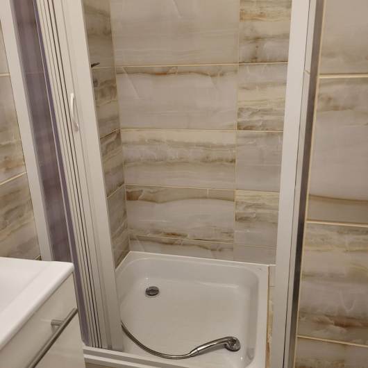 Prenjom garsnky na konci Ruinova Bratislava II. Byt je v novostavbe, 22m2, kompletne zariaden. Kuchynsk linka, chladnika, prka, dvojplatnika,