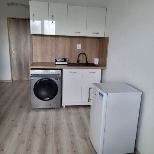 Prenjom garsnky na konci Ruinova Bratislava II. Byt je v novostavbe, 22m2, kompletne zariaden. Kuchynsk linka, chladnika, prka, dvojplatnika,