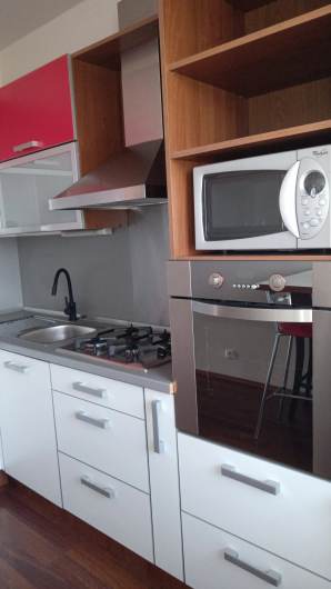 Pren�jom 4-izbov�ho bytu � Jir�skova ulica, Bratislava � Petr�alka  Pon�kame na pren�jom priestrann� 4-izbov� byt s nepriechodn�mi izbami vo vyh�ad�va